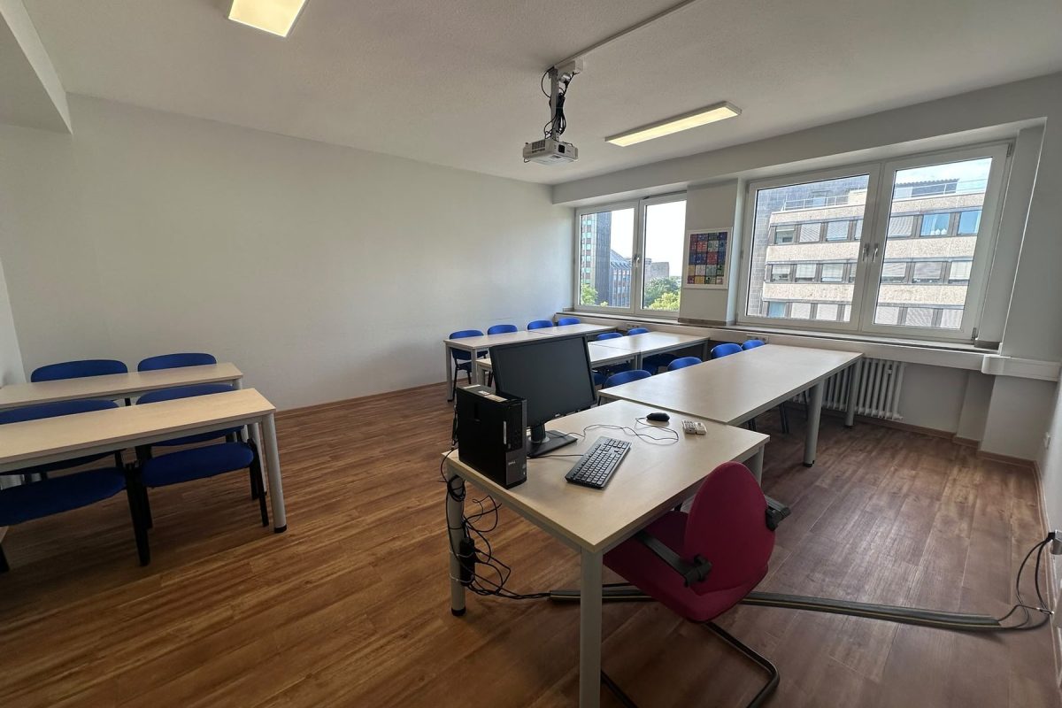 Kursraum der DEE-Sprachschule mit Tageslicht und Blick über Dortmund